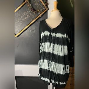 Unique tie dye top. (Inventory tub #1).